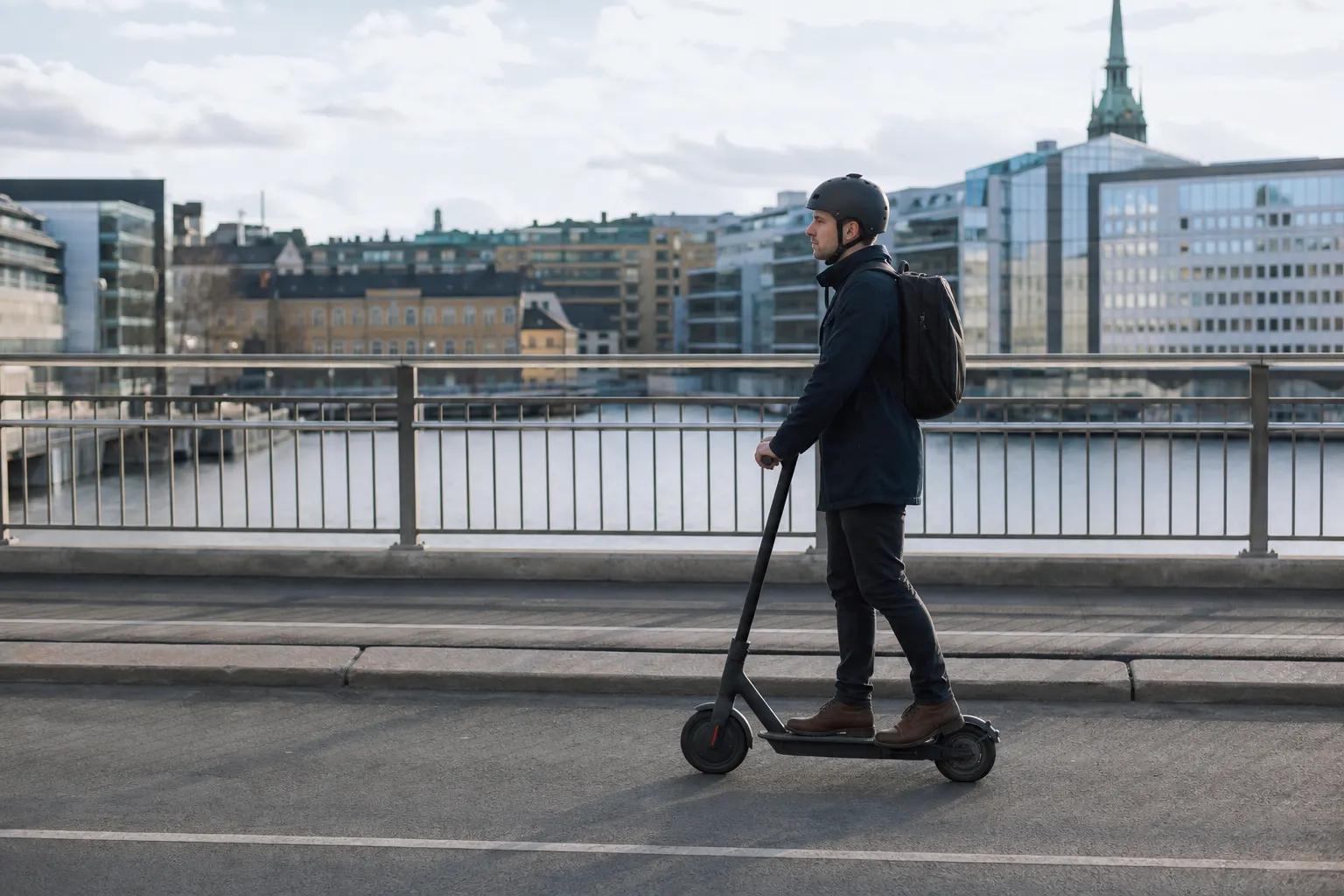 Vuxen pendlar på elsparkcykel i staden