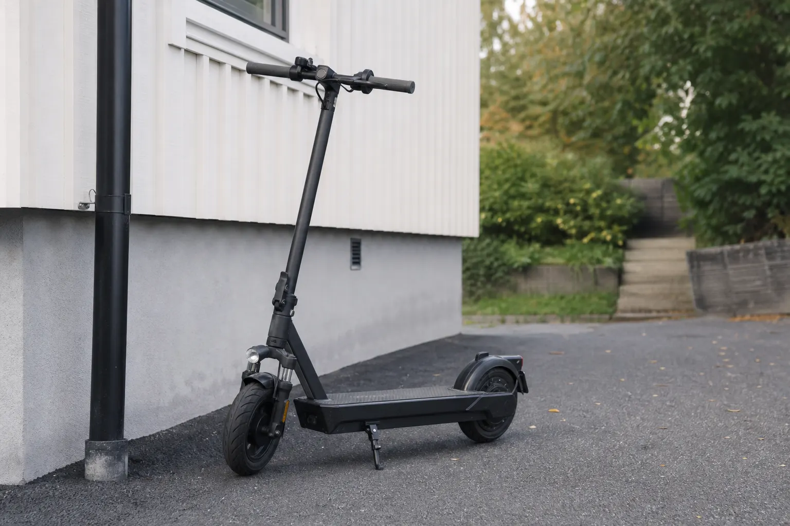 Kraftig elsparkcykel på privat mark