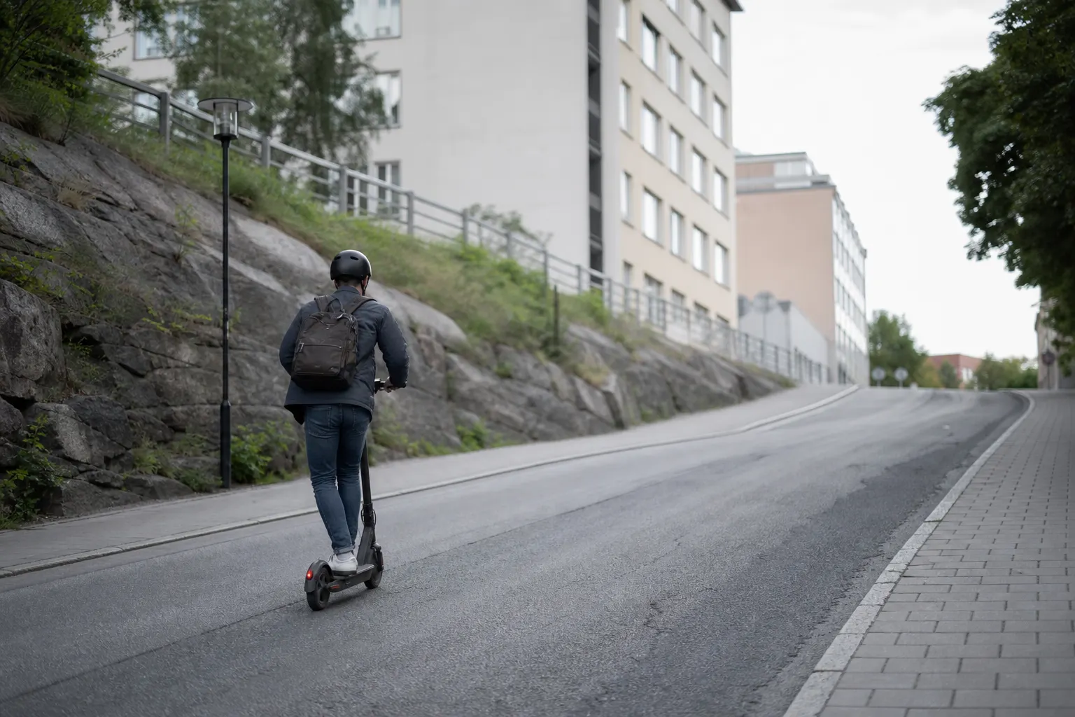 Elsparkcykel uppför backe