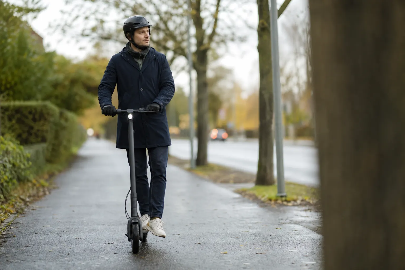 Elsparkcykel i varuhusgång