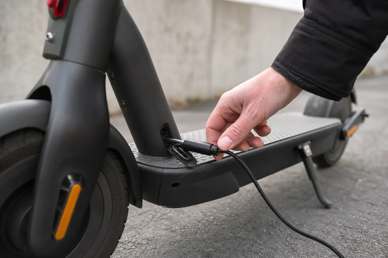 Laddare ansluts till elsparkcykel