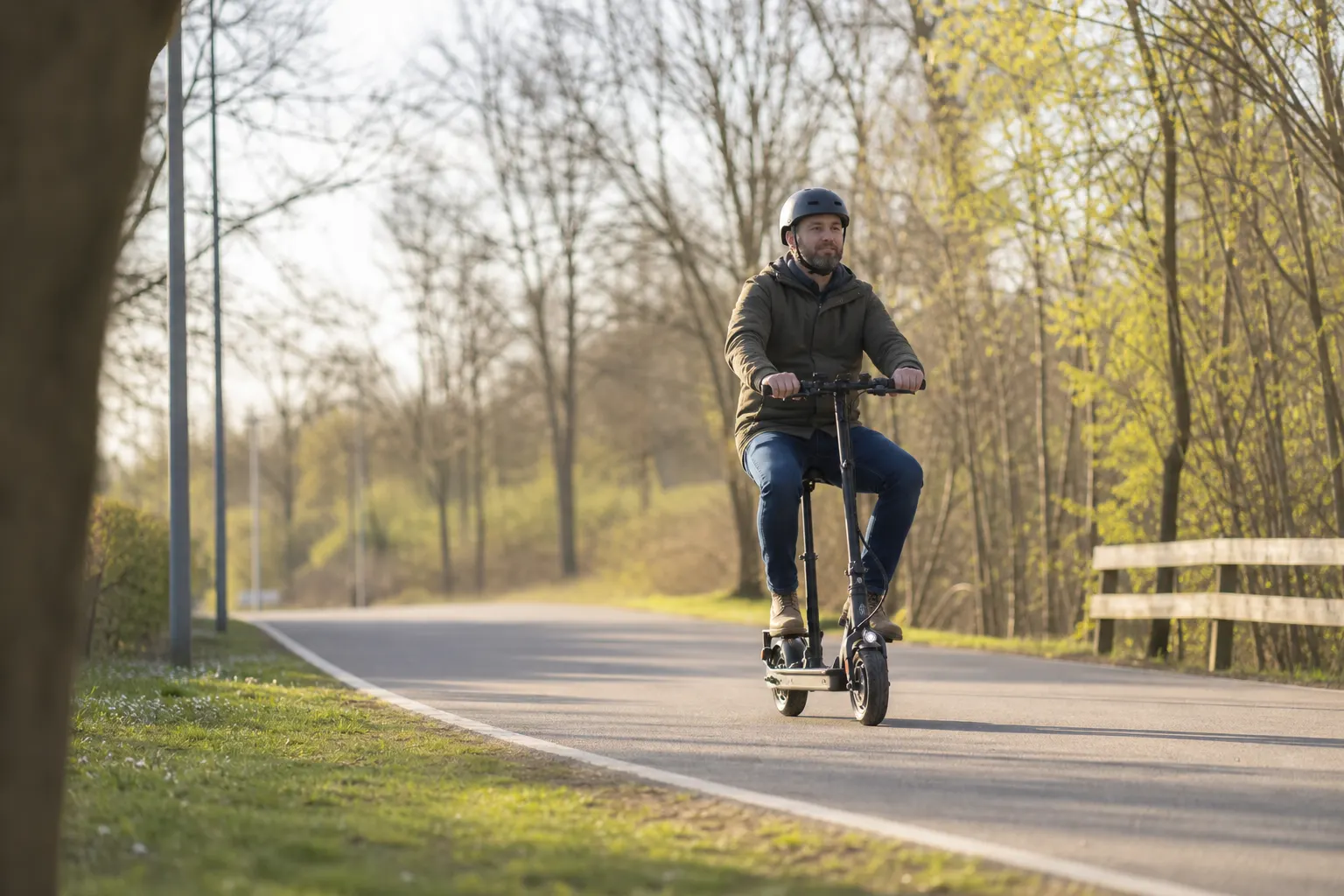 Elsparkcykel med sadel