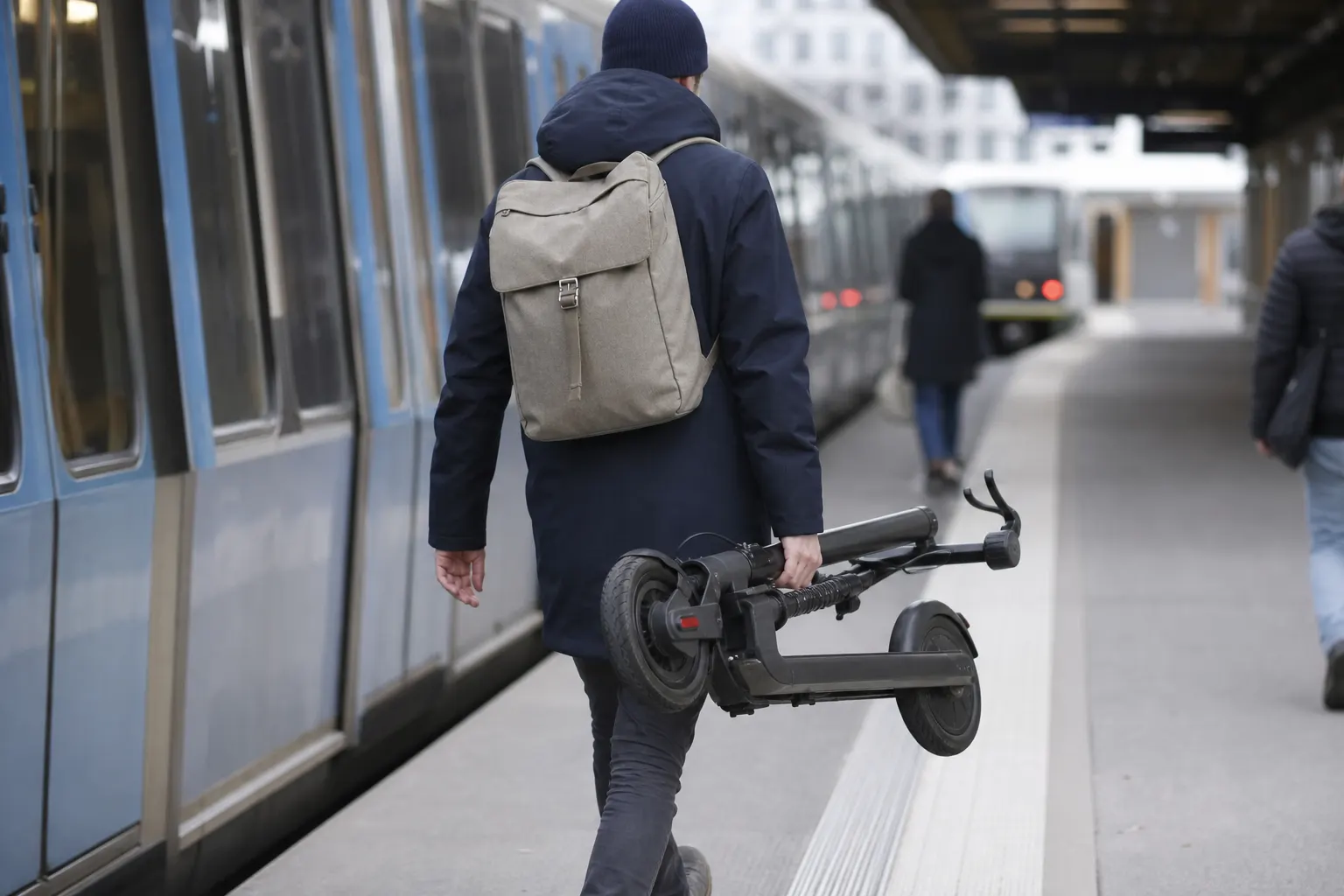 Pendlare med hopfälld elsparkcykel