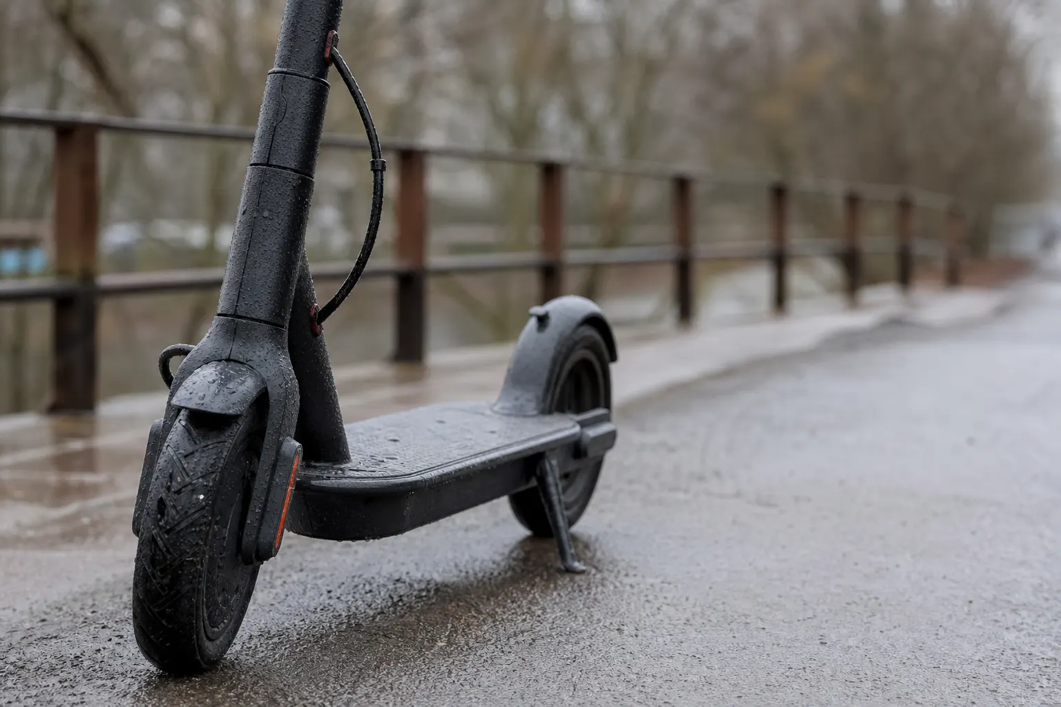 Elsparkcykel i regn
