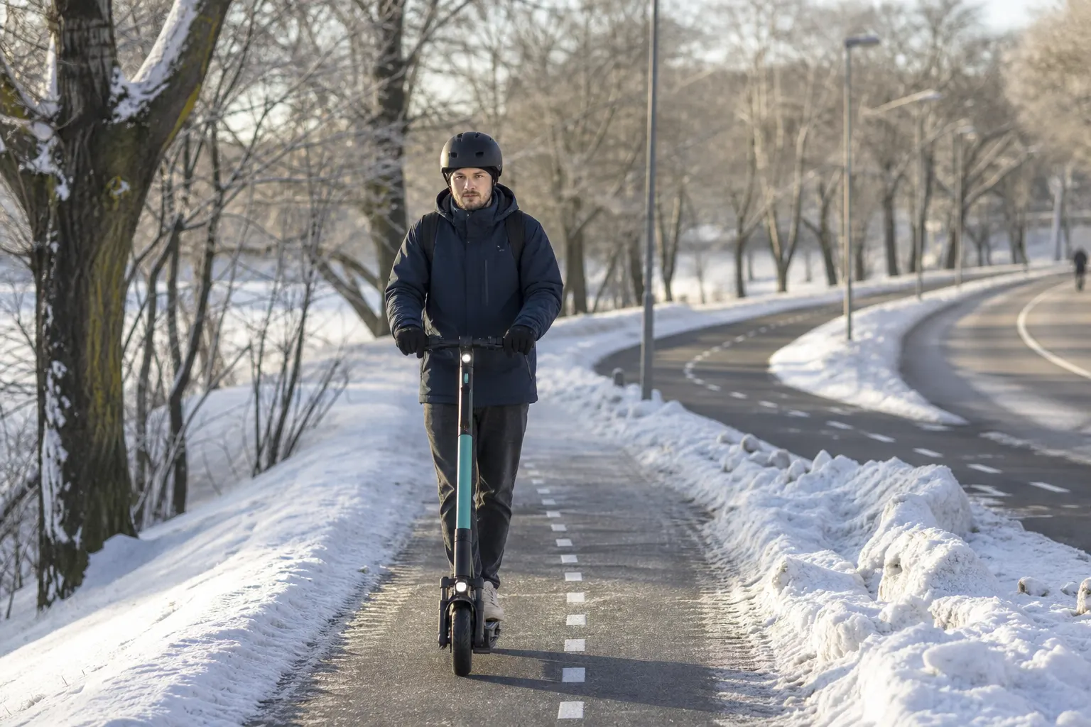 Elsparkcykel på vintern i snö