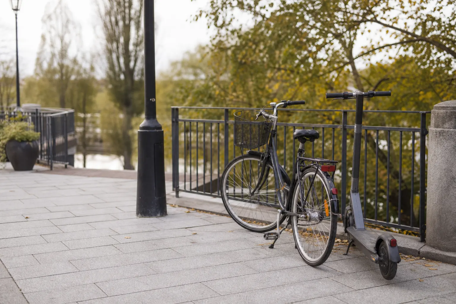 Elsparkcykel bredvid cykel