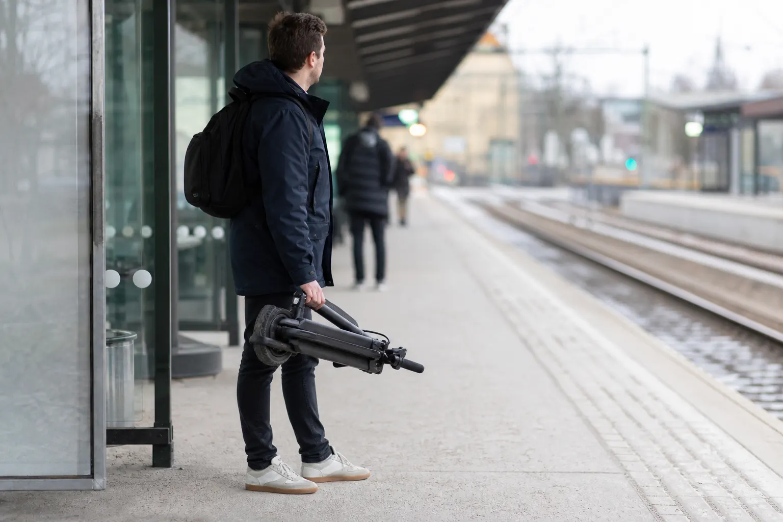 Hopfälld elsparkcykel på perrong