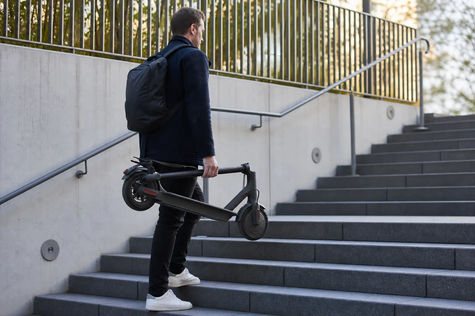 Hopfällbar elsparkcykel som bärs