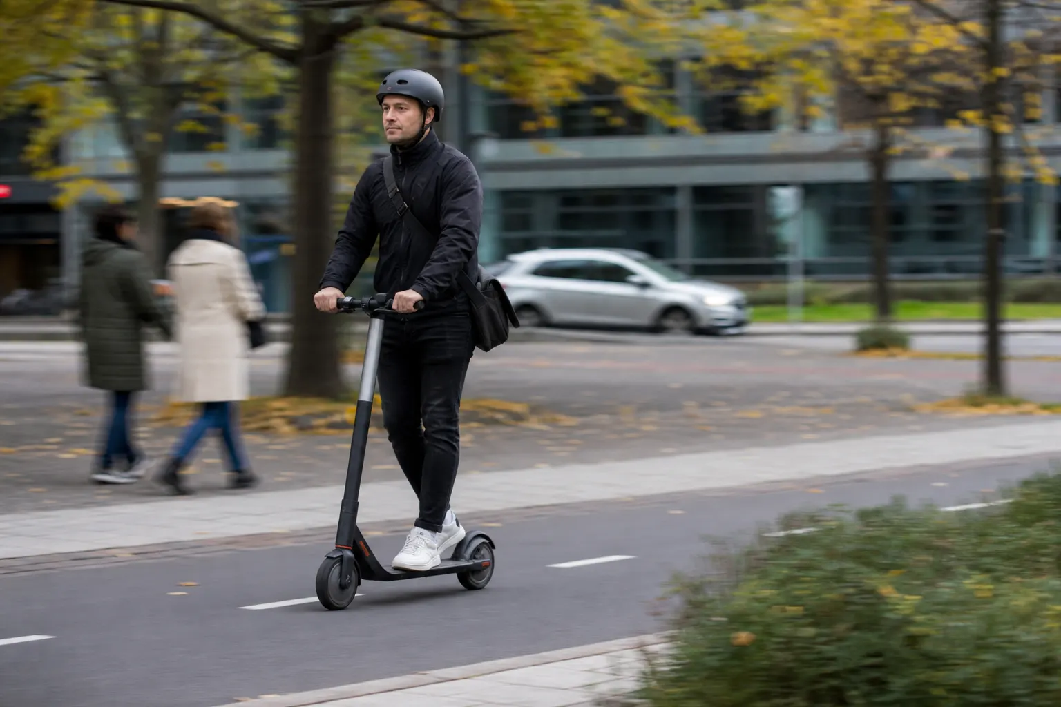 Elsparkcykel i fart på cykelbana