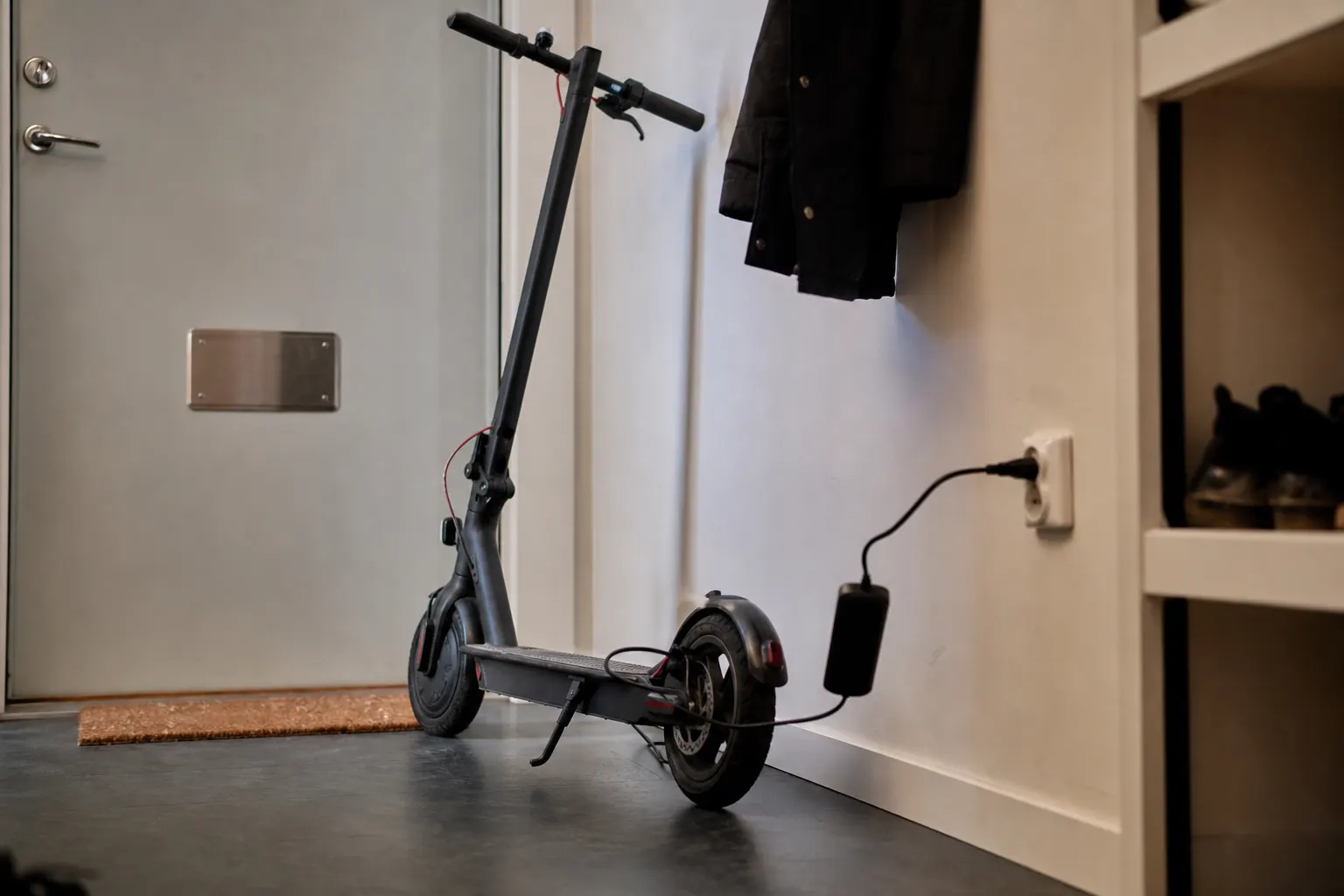 Elsparkcykel som laddas inomhus