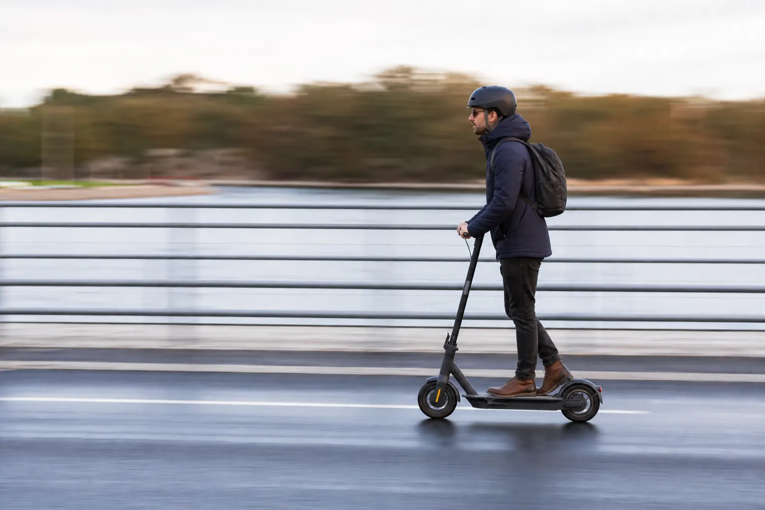 Snabb elsparkcykel i rörelse